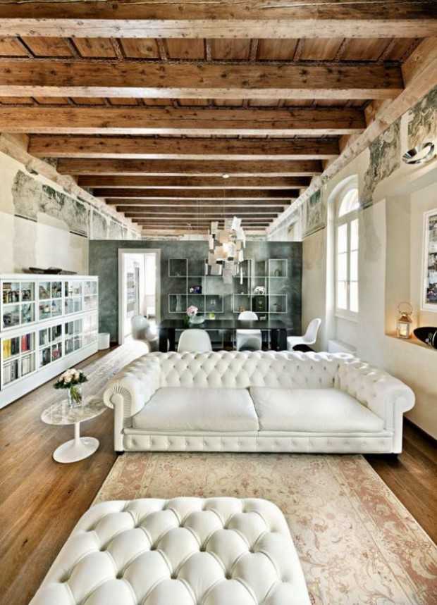 Еклектика в деталях Елегантний італійський будинок з диванами в стилі еклектики та вишуканими деталями декору.