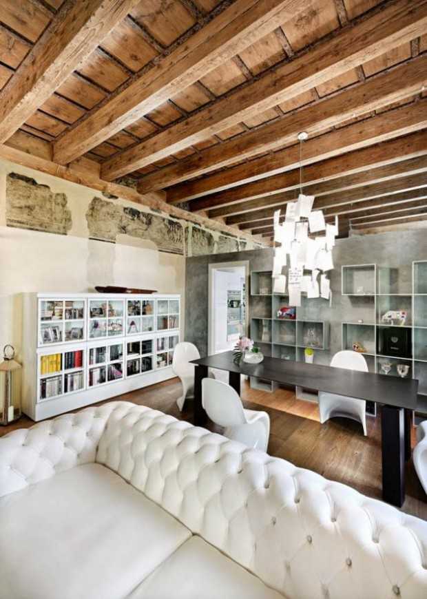 Еклектичний дизайн Інтер'єр італійського будинку з диванами, що відображає еклектичний підхід до дизайну та декору.