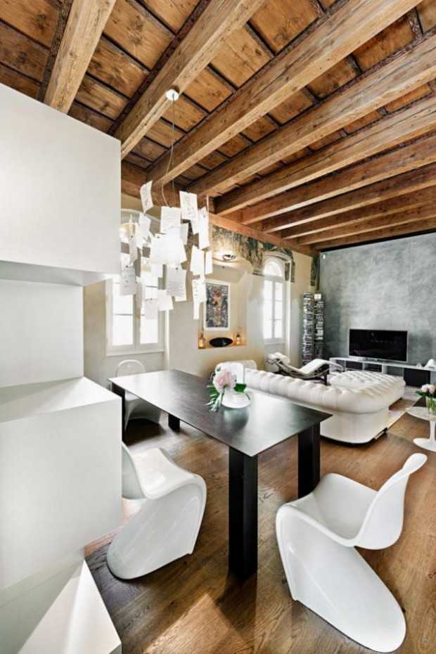 Затишок еклектики Затишний куточок в італійському будинку з диванами в стилі еклектики та яскравими акцентами.