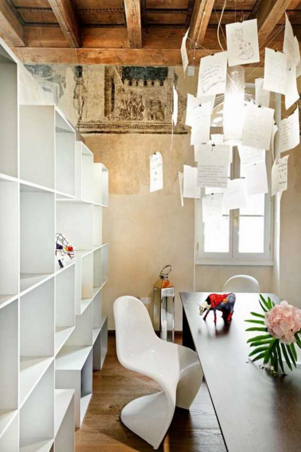 Розкішний еклектизм Розкішний італійський інтер'єр з диванами, що демонструє еклектичне поєднання стилів та елементів декору.