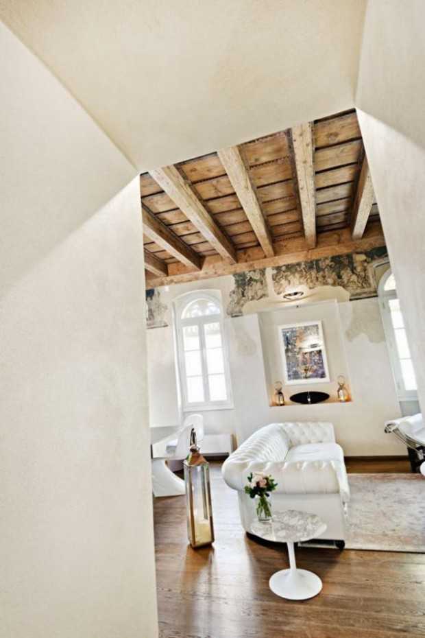 Мистецтво еклектики Еклектичний інтер'єр будинку в Італії з різноманітними диванами та оригінальними предметами мистецтва.