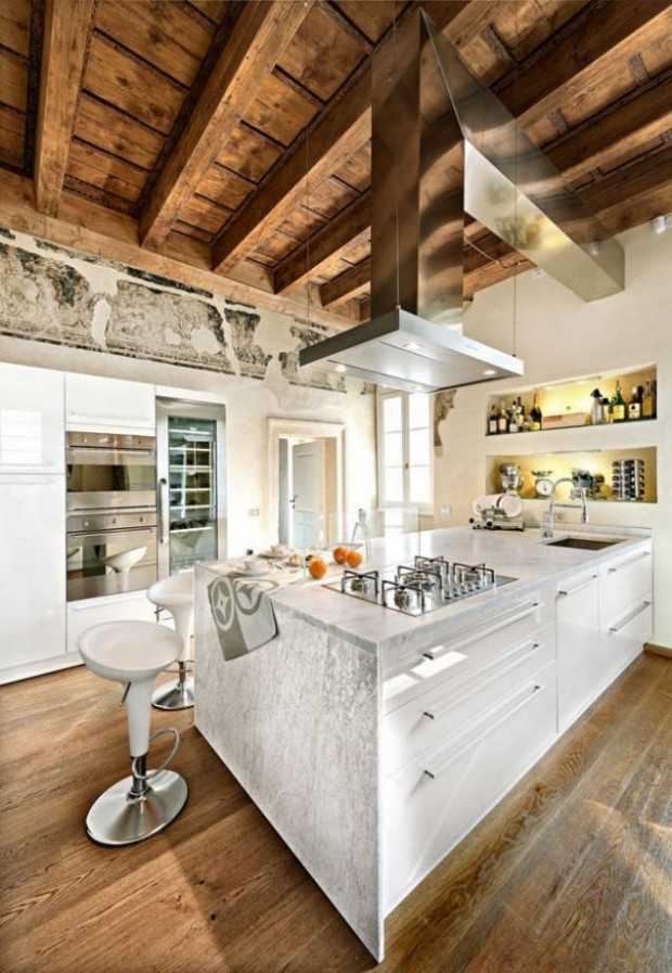 Стильна еклектика Стильний італійський інтер'єр з диванами в еклектичному стилі, що поєднує сучасність та класику.