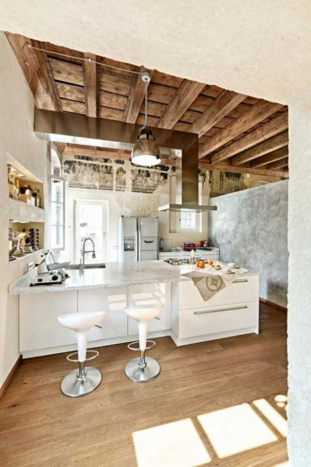 Світла еклектика Просторий італійський інтер'єр з диванами в стилі еклектики та великою кількістю природного світла.