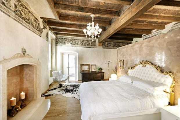 Атмосфера еклектики Еклектичний інтер'єр будинку в Італії з різними диванами, що створюють унікальну атмосферу та настрій.