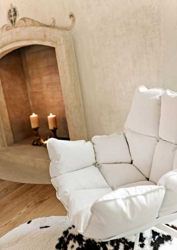 Кітч: межа без смаку? Кітч елементи в еклектичному італійському інтер'єрі з диваном та незвичайним декором