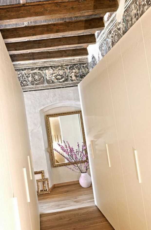 Еклектика: багато – не завжди добре Перенасичення декором в італійському еклектичному інтер'єрі з великим диваном