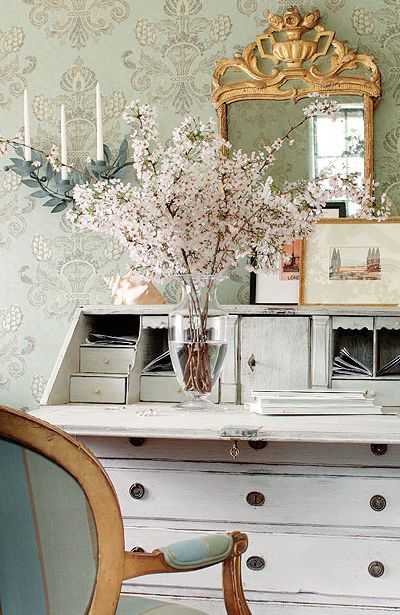 Французький шик 2026 Елегантний французький інтер'єр 2026: венеціанська штукатурка, патиновані меблі та світлі тони.