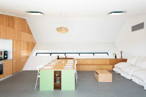 Сучасні деталі інтер'єру Деталі інтер'єру енергоефективного будинку, що підкреслюють екологічність та сучасний дизайн ізраїльського стилю.