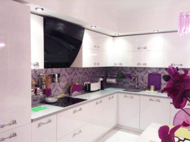 Легкий догляд за фартухом Легкий догляд: очищення пластикового кухонного фартуха звичайною губкою та миючим засобом.