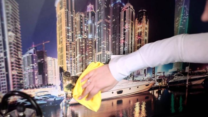 Миття пластикового фартуха Простий догляд: миття пластикового кухонного фартуха - швидко та ефективно.