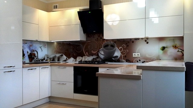 Фартух з МДФ панелей Сучасний кухонний фартух з МДФ панелей для стильного та функціонального дизайну.