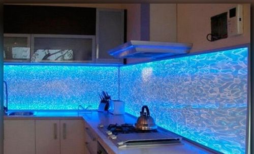 Підсвічений полікарбонат Кухонний фартух з прозорого полікарбонату з вбудованим підсвічуванням для сучасної кухні.