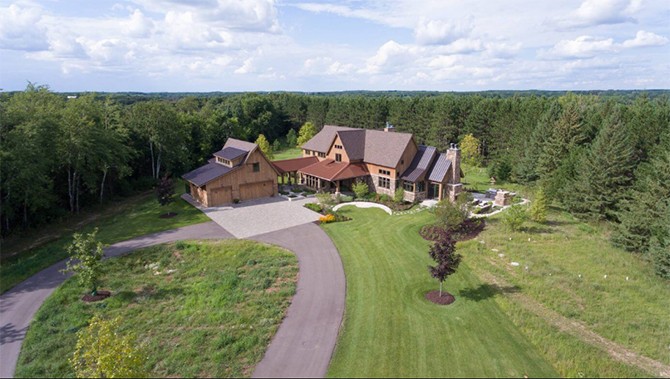 Фермерський дім: екстер'єр Сучасний фермерський будинок з екстер'єром у стилі кантрі серед природи та тиші.