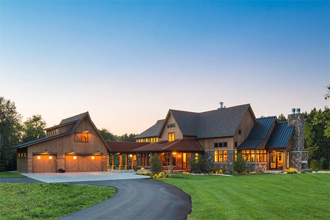 Будинок та гараж Розкішний фермерський будинок з гаражем, виконаний в еклектичному стилі з натуральним каменем.