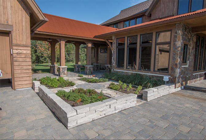 Город біля дому Город на території фермерського будинку – свіжі овочі та зелень прямо з грядки.