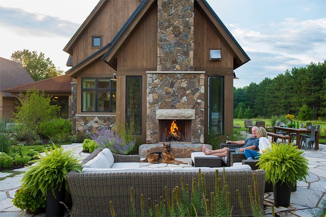 Вуличний камін Камін з натурального каменю на вулиці для затишних вечорів на свіжому повітрі.