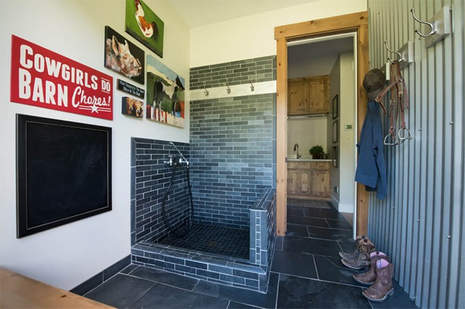 Вхід у дім Вхід у фермерський будинок з елементами кантрі та натуральними матеріалами.