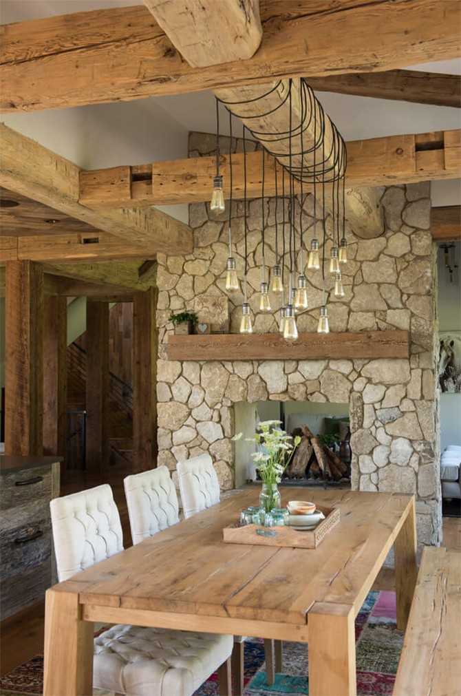 Камін в будинку Камін з натурального каменю в інтер'єрі вітальні фермерського будинку 2026.