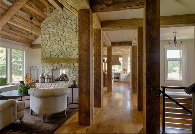 Вітальня за каміном Вітальня за каміном з м'якими меблями та елементами дизайну в стилі кантрі.