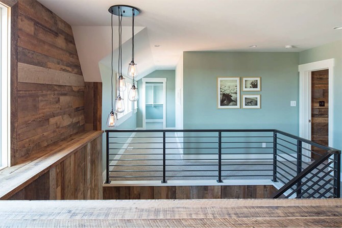 Сходи на другий поверх Дерев'яні сходи, що ведуть на другий поверх фермерського будинку з елементами кантрі дизайну