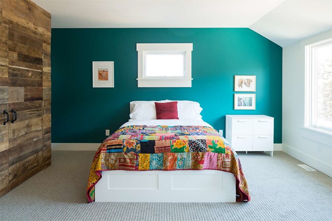 Спальня в стилі кантрі Стильна спальня в фермерському будинку з елементами дизайну в стилі кантрі та натуральними матеріалами