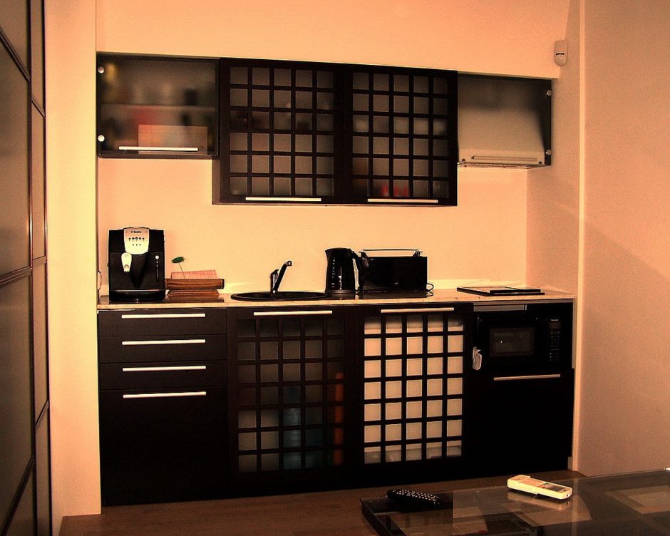 Дерево та мінімалізм Японська кухня дизайн 2026: меблі з дерева в мінімалістичному стилі.