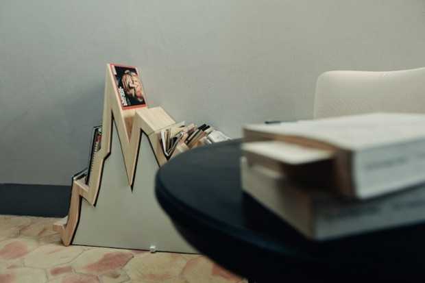 Акцентний елемент Органічна дерев'яна підставка для журналів як елемент сучасного дизайну інтер'єру 2026