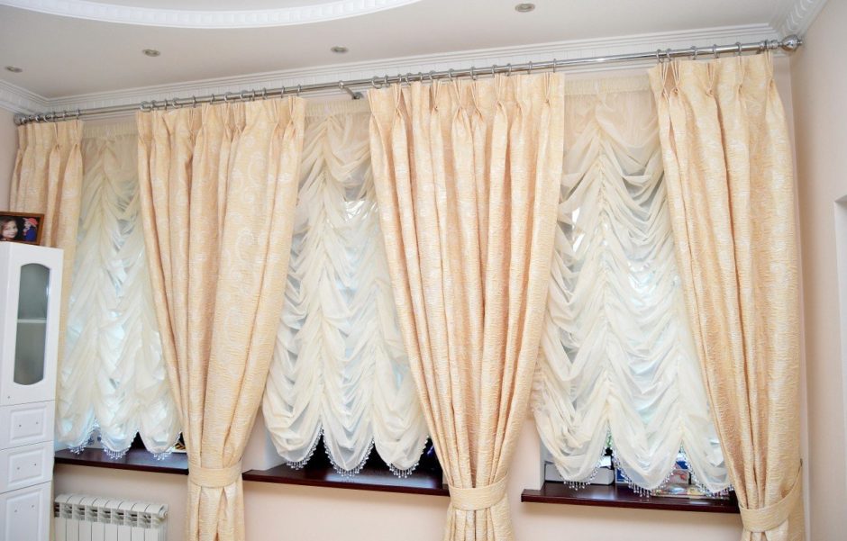 Розкішні французькі штори Французькі штори 2026: елегантне драпірування вікна, розкішний вигляд та легкі тканини в інтер'єрі