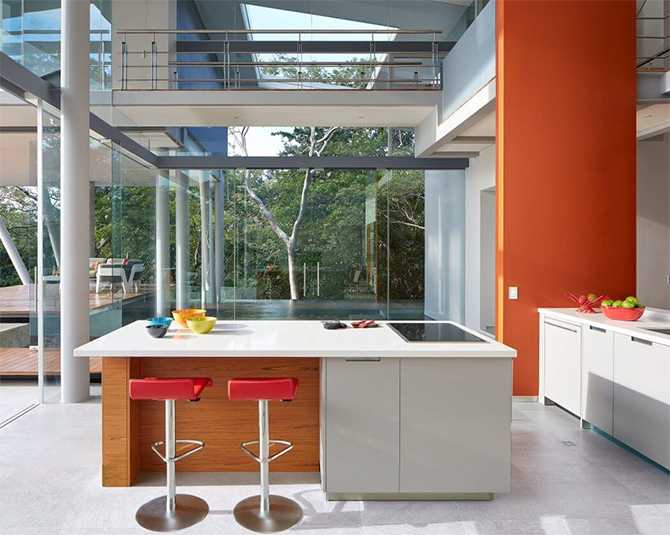 Кухня з видом Сучасний скляний будинок 2026: кухня з панорамним видом на океанське узбережжя