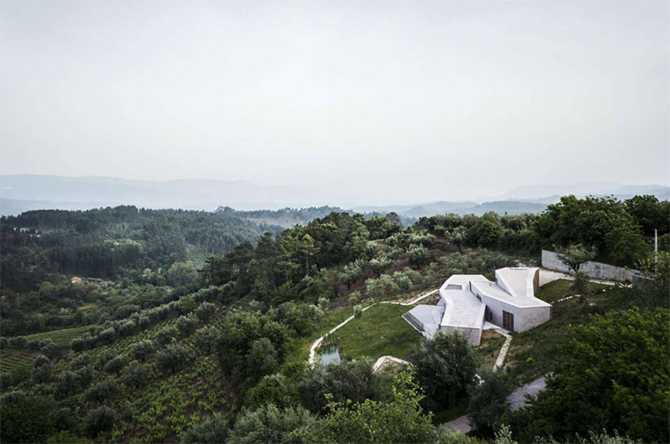 Дім на схилі Сучасний будинок з плоским дахом на схилі, мінімалістичний дизайн 2026, гармонія з природою