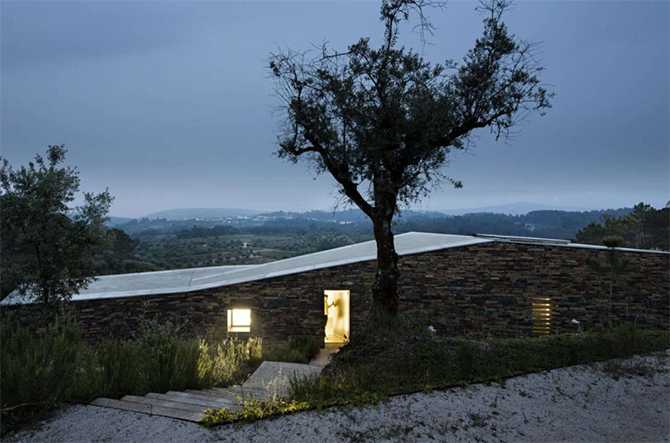 Фасад будинку Фасад сучасного будинку з плоским дахом, мінімалістичний дизайн та великі вікна