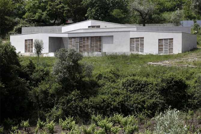 Нижній фасад Нижній рівень фасаду будинку з плоским дахом, гармонія з ландшафтом та приватність