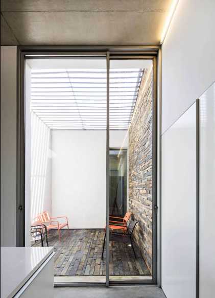 Затишне патіо Патіо сучасного будинку з плоским дахом, місце для відпочинку та гармонії з природою