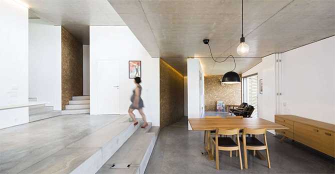 Обідня зона з видом Будинок на схилі: обідня група з видом на природу в будинку з плоским дахом