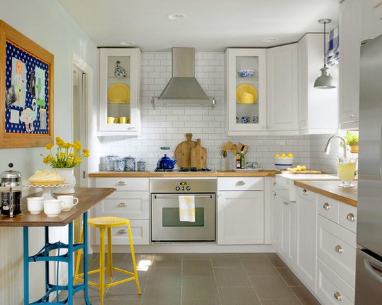 Стильний білий гарнітур Білий кухонний гарнітур з дерев'яними елементами для маленької кухні 2026