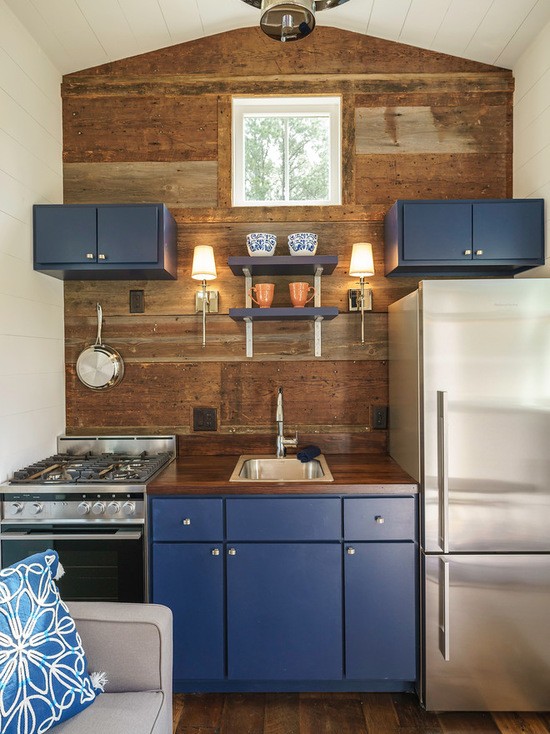 Функціональне планування кухні Оптимізований кухонний гарнітур з плитою та холодильником для економії простору