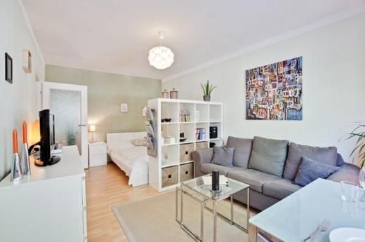 Світловий акцент Дизайн спальні-вітальні: розсіяне світло в зоні сну та яскраве освітлення вітальні.