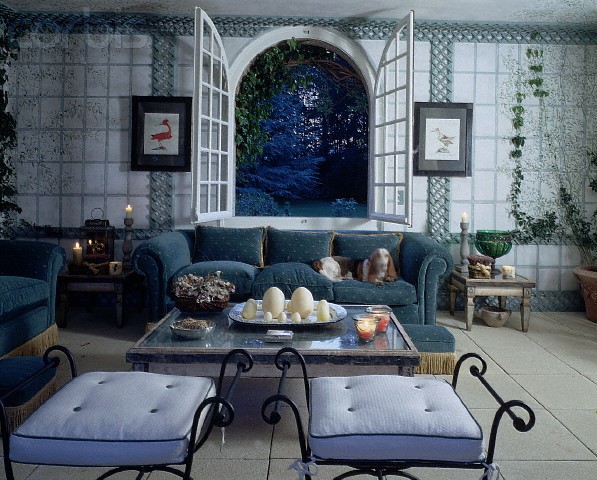 Розкішна вітальня в італійському стилі з класичними меблями та світлими тонами.