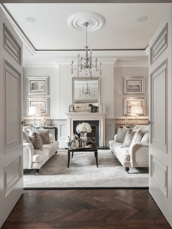 Світла вітальня в італійському стилі з елегантними меблями та оздобленням каміном.