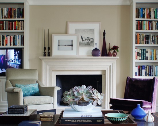 Елегантна вітальня в італійському стилі прикрашена великими фресками на стінах.