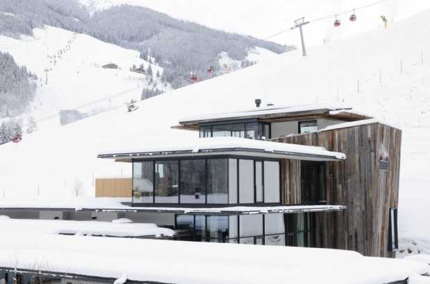 Деталі Wiesergut Hotel Деталі інтер'єру готелю Wiesergut: дерев'яні елементи, текстури та мінімалістичний декор, архітектура готелю.