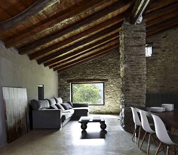 Гранж: Матеріали та Світло Натуральні матеріали в стилі гранж: дерев'яні балки, цегляна кладка та м'яке освітлення 2026.