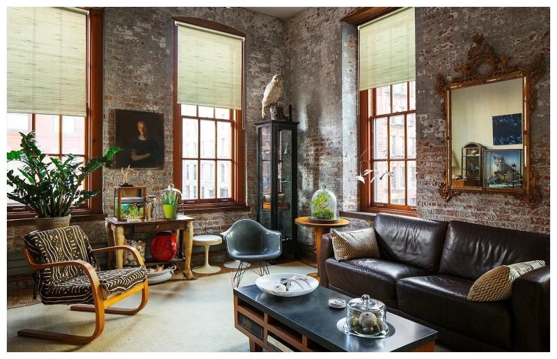 Грубе оздоблення стін та елегантні меблі в інтер'єрі гранж 2026.