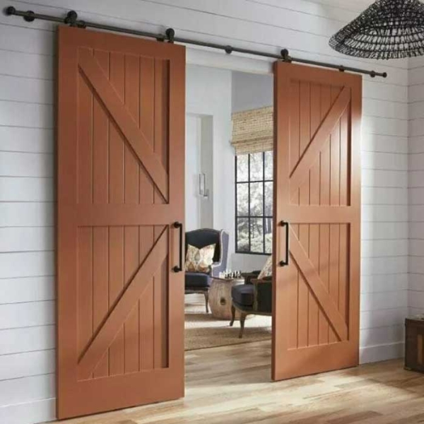 Інтер'єр в стилі гранж 2026: сучасні амбарні двері з натурального дерева в спальні.