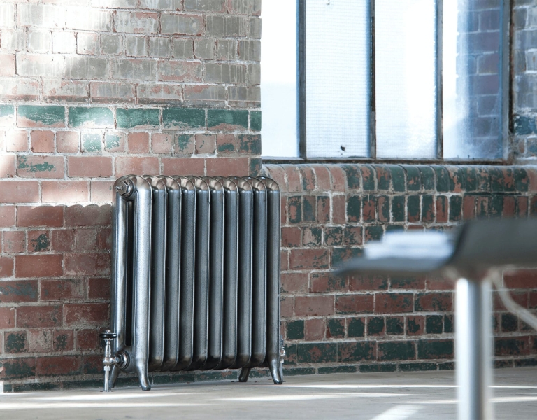 Дизайн в стилі гранж 2026: класичні чавунні радіатори під старовину в вітальні.