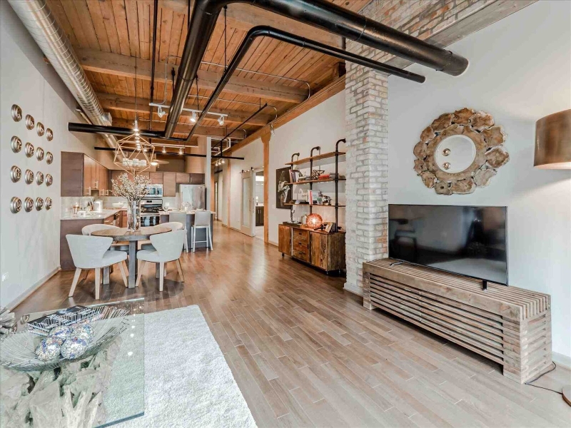 Паркетна підлога з вираженою текстурою дерева в інтер'єрі гранж 2026.