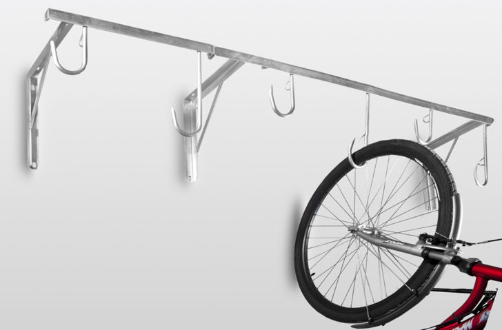 Зручне зимове зберігання Велосипед, акуратно підвішений на балконі, для ефективного зберігання взимку.
