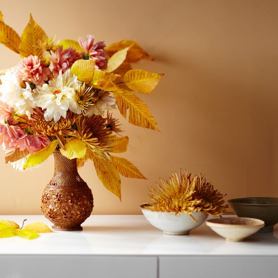 Осінній букет Яскравий осінній букет з висушеного листя для затишного декору в 2026 році.