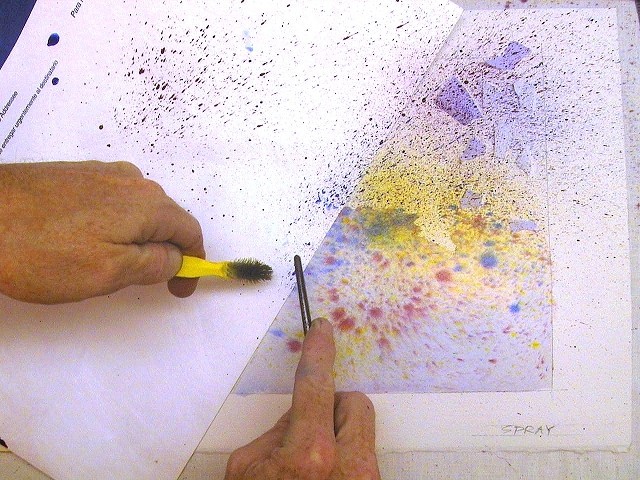 Осінній декор своїми руками Осінній декор 2026: розбризкування фарби зубною щіткою для створення оригінальних виробів з листя.