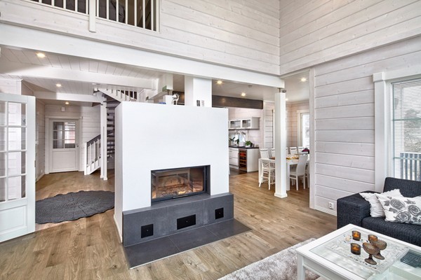 Декор ручної роботи Деталі інтер'єру заміського будинку: дерев'яна стільниця, квіти, та елементи декору ручної роботи